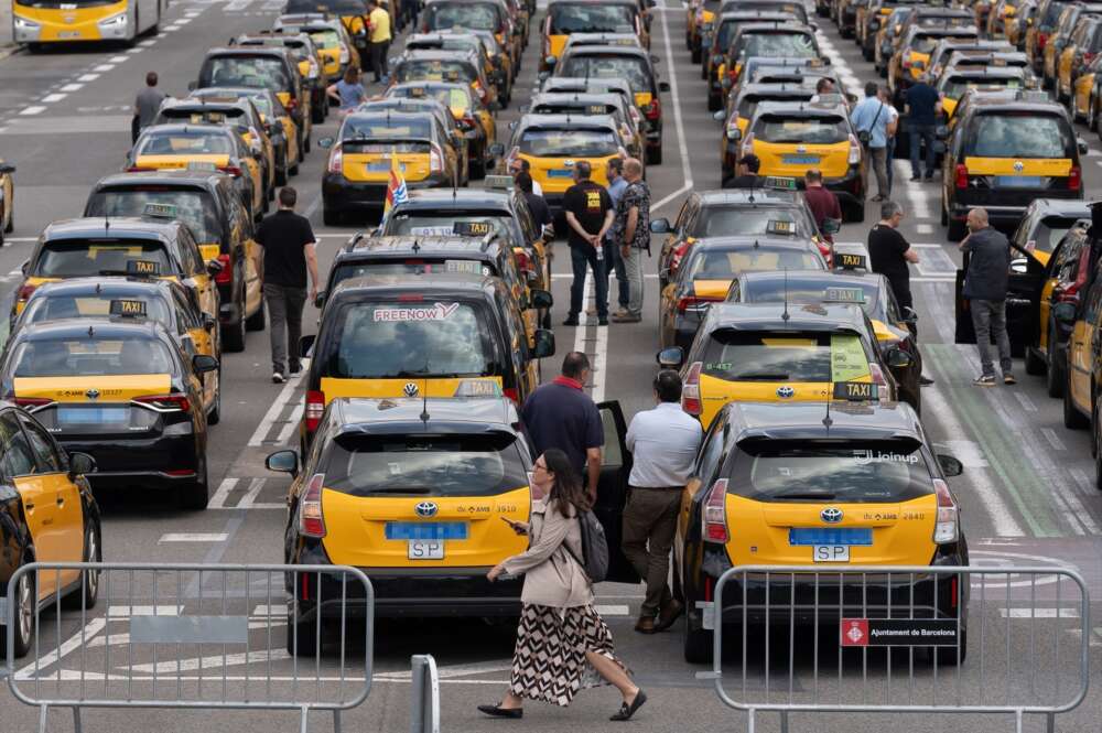 (Foto de ARCHIVO) Marcha lenta de taxis convocada por Élite Taxi, en la plaza de España, a 28 de mayo de 2024, en Barcelona, Catalunya (España). Élite Taxi ha convocado una movilización en Barcelona para exigir a la Generalitat que impulse un decreto que regule la intermediación de los servicios de los VTC y los taxis para este verano. David Zorrakino / Europa Press 28 MAYO 2024;ELITE TAXI;TAXI;CATALUNYA 28/5/2024