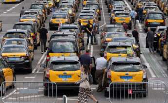 (Foto de ARCHIVO) Marcha lenta de taxis convocada por Élite Taxi, en la plaza de España, a 28 de mayo de 2024, en Barcelona, Catalunya (España). Élite Taxi ha convocado una movilización en Barcelona para exigir a la Generalitat que impulse un decreto que regule la intermediación de los servicios de los VTC y los taxis para este verano. David Zorrakino / Europa Press 28 MAYO 2024;ELITE TAXI;TAXI;CATALUNYA 28/5/2024
