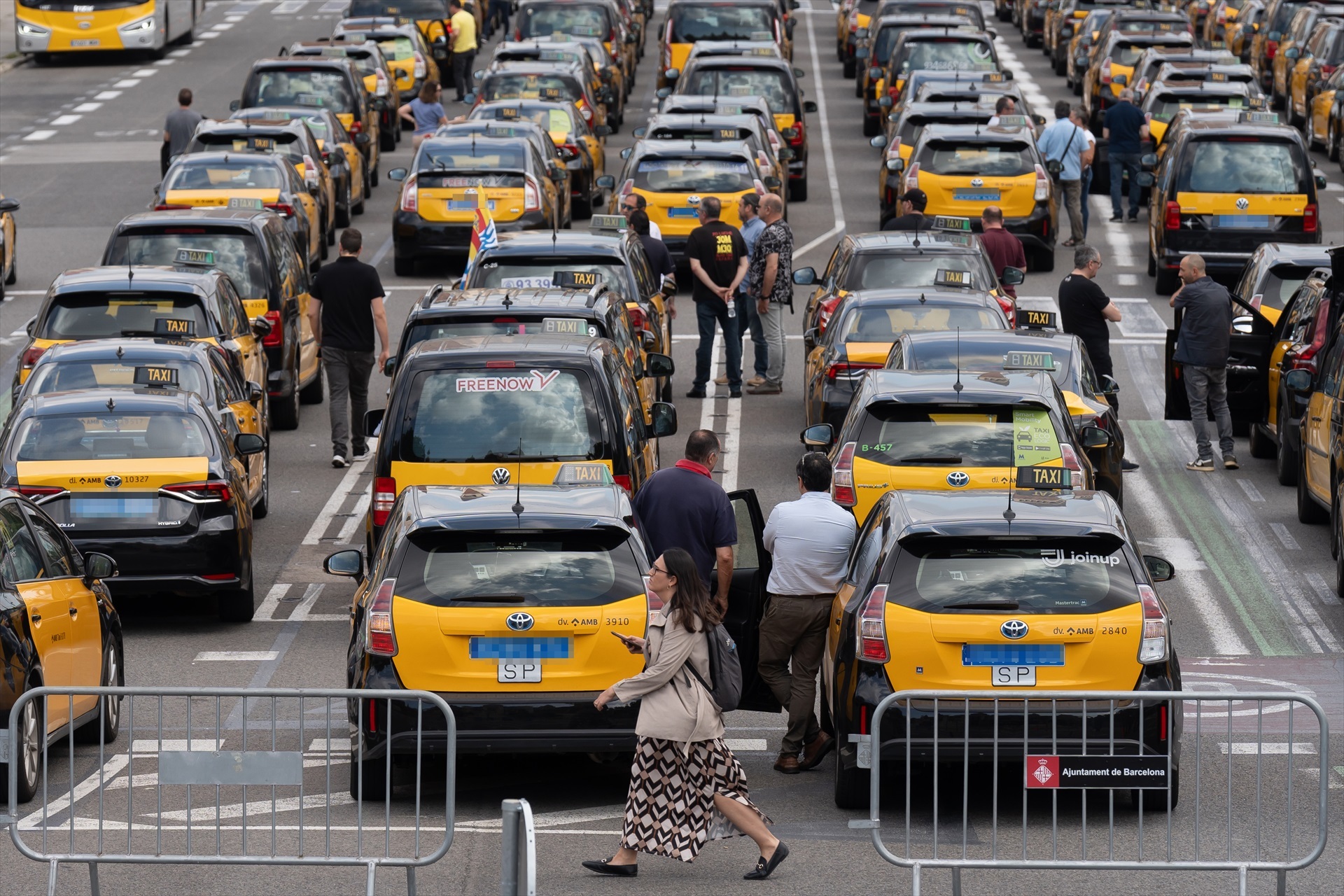 (Foto de ARCHIVO) Marcha lenta de taxis convocada por Élite Taxi, en la plaza de España, a 28 de mayo de 2024, en Barcelona, Catalunya (España). Élite Taxi ha convocado una movilización en Barcelona para exigir a la Generalitat que impulse un decreto que regule la intermediación de los servicios de los VTC y los taxis para este verano. David Zorrakino / Europa Press 28 MAYO 2024;ELITE TAXI;TAXI;CATALUNYA 28/5/2024