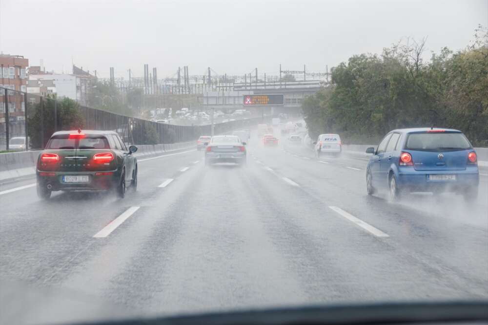 (Foto de ARCHIVO) Varios coches circulan bajo la lluvia, a 2 de noviembre de 2023, en Madrid (España). La Agencia Estatal de Meteorología (AEMET) ha activado la alerta roja en Madrid por fuertes vientos provocados por la borrasca Ciarán. En la mañana de hoy, el 112 de la Comunidad de Madrid ha gestionado más de 350 expedientes por lluvia en toda la región, y los Bomberos de la Comunidad de Madrid han realizado más de 100 intervenciones. El Ayuntamiento de Madrid ha cerrado El Retiro y otros ocho parques de la ciudad ante el peligro que supone el riesgo de caída de ramas e incluso árboles. El viento de la borrasca Ciarán ha derrumbado árboles, algunos cayendo sobre coches, ha causado retrasos en la red de Cercanías por el derrumbe de un árbol sobre una catenaria y ha provocado la cancelación de 18 vuelos en los aeropuertos de Madrid, Bilbao, Asturias, Vigo y A Coruña. Carlos Luján / Europa Press 02 NOVIEMBRE 2023;BORRASCA;TEMPORAL;LLUVIAS;VIENTO;ROJA;ALERTA;112;EMERGENCIAS;AEMET;BOMBEROS 02/11/2023. Aemet.