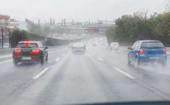 (Foto de ARCHIVO) Varios coches circulan bajo la lluvia, a 2 de noviembre de 2023, en Madrid (España). La Agencia Estatal de Meteorología (AEMET) ha activado la alerta roja en Madrid por fuertes vientos provocados por la borrasca Ciarán. En la mañana de hoy, el 112 de la Comunidad de Madrid ha gestionado más de 350 expedientes por lluvia en toda la región, y los Bomberos de la Comunidad de Madrid han realizado más de 100 intervenciones. El Ayuntamiento de Madrid ha cerrado El Retiro y otros ocho parques de la ciudad ante el peligro que supone el riesgo de caída de ramas e incluso árboles. El viento de la borrasca Ciarán ha derrumbado árboles, algunos cayendo sobre coches, ha causado retrasos en la red de Cercanías por el derrumbe de un árbol sobre una catenaria y ha provocado la cancelación de 18 vuelos en los aeropuertos de Madrid, Bilbao, Asturias, Vigo y A Coruña. Carlos Luján / Europa Press 02 NOVIEMBRE 2023;BORRASCA;TEMPORAL;LLUVIAS;VIENTO;ROJA;ALERTA;112;EMERGENCIAS;AEMET;BOMBEROS 02/11/2023. Aemet.