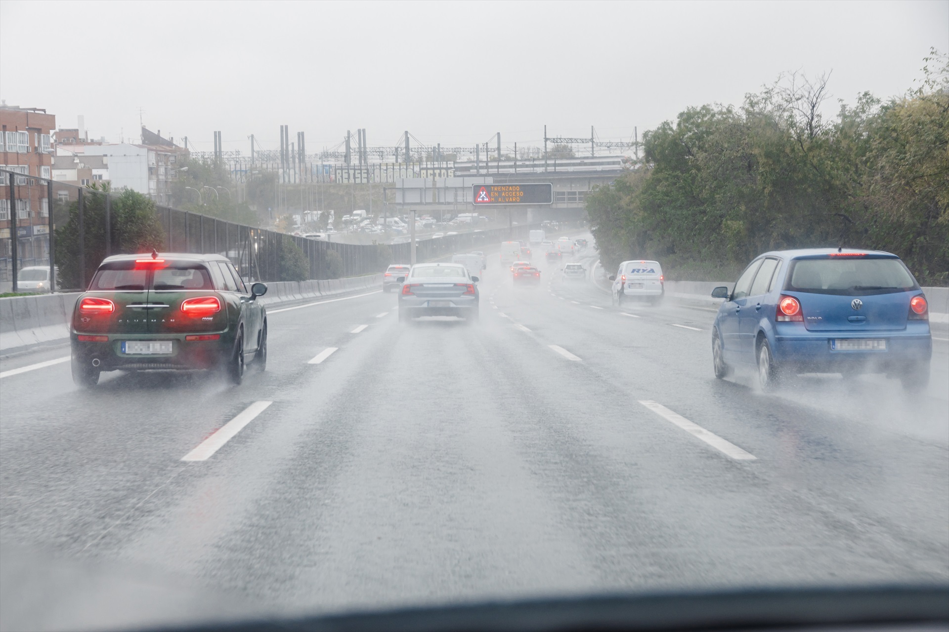 (Foto de ARCHIVO) Varios coches circulan bajo la lluvia, a 2 de noviembre de 2023, en Madrid (España). La Agencia Estatal de Meteorología (AEMET) ha activado la alerta roja en Madrid por fuertes vientos provocados por la borrasca Ciarán. En la mañana de hoy, el 112 de la Comunidad de Madrid ha gestionado más de 350 expedientes por lluvia en toda la región, y los Bomberos de la Comunidad de Madrid han realizado más de 100 intervenciones. El Ayuntamiento de Madrid ha cerrado El Retiro y otros ocho parques de la ciudad ante el peligro que supone el riesgo de caída de ramas e incluso árboles. El viento de la borrasca Ciarán ha derrumbado árboles, algunos cayendo sobre coches, ha causado retrasos en la red de Cercanías por el derrumbe de un árbol sobre una catenaria y ha provocado la cancelación de 18 vuelos en los aeropuertos de Madrid, Bilbao, Asturias, Vigo y A Coruña. Carlos Luján / Europa Press 02 NOVIEMBRE 2023;BORRASCA;TEMPORAL;LLUVIAS;VIENTO;ROJA;ALERTA;112;EMERGENCIAS;AEMET;BOMBEROS 02/11/2023. Aemet.