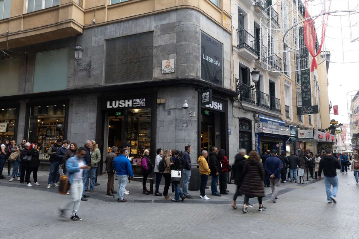 Colas en Doña Manolita.