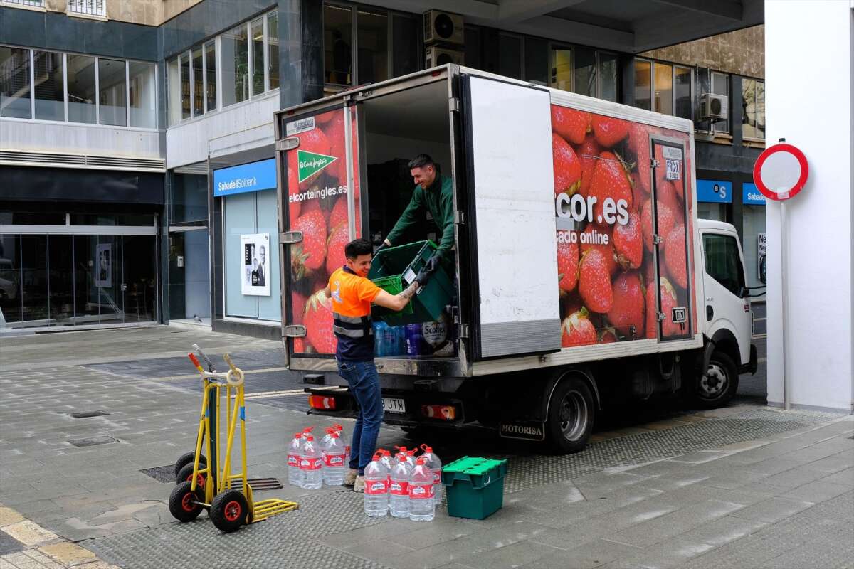 Dos repartidores de El Corte Inglés.