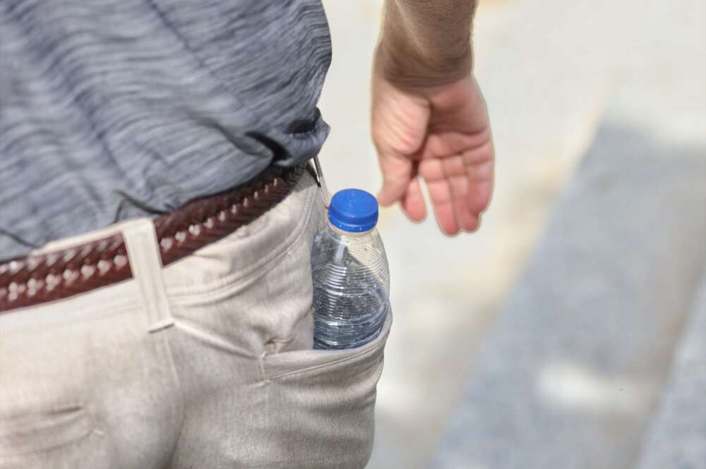 un hombre con una botella de agua