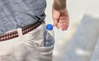 un hombre con una botella de agua