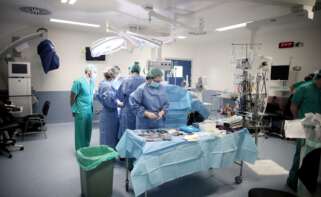 Los empleados que deban encargarse de un familiar a causa de una hospitalización, accidente, enfermedad grave o intervención quirúrgica tienen derecho a cinco días de permiso. Foto: Eduardo Parra / Europa Press. Derecho laboral. médico salario