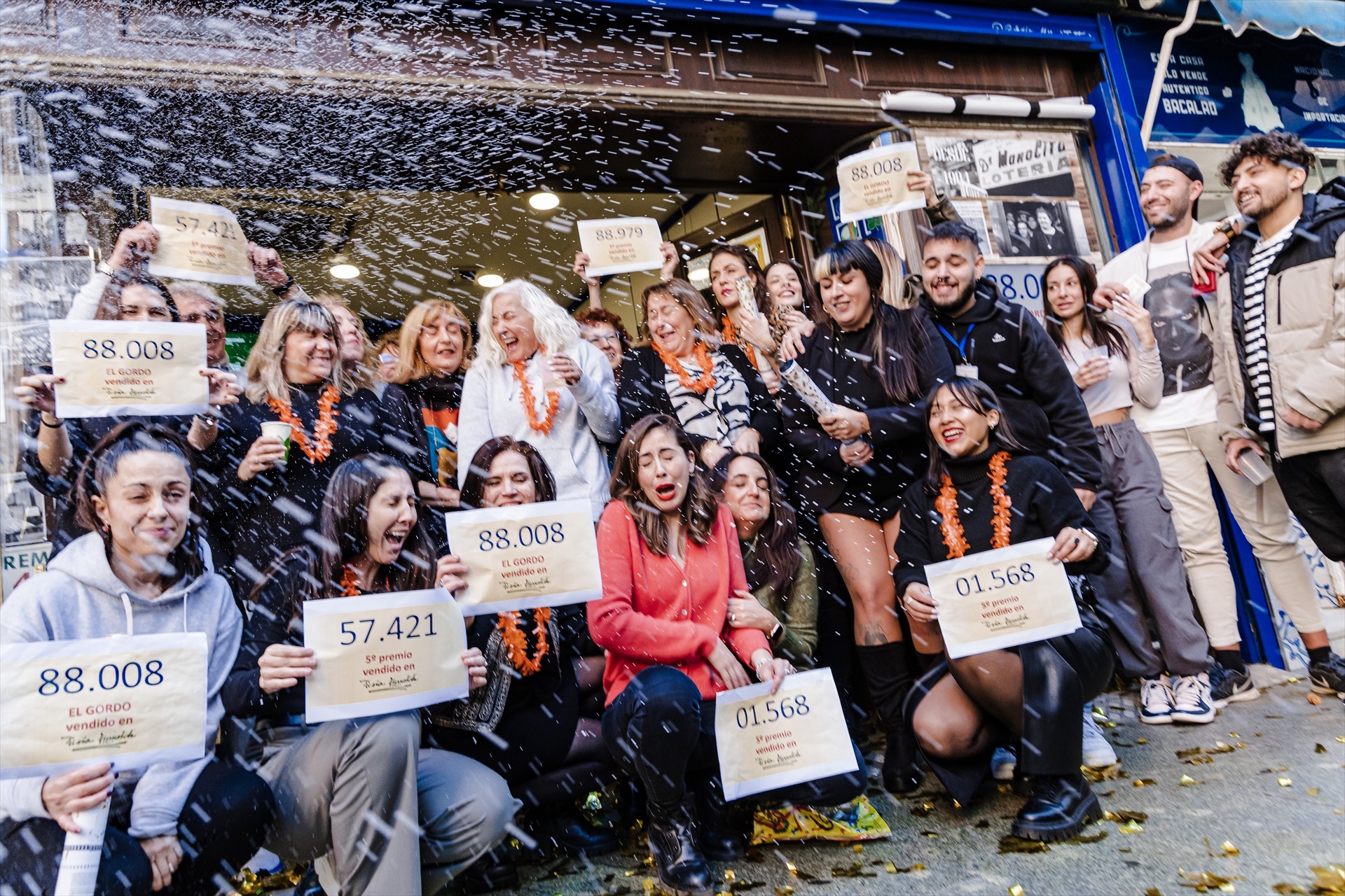 Agraciados con el Primer Premio del Sorteo Extraordinario de Lotería de Navidad 2023, en la administración Doña Manolita. Foto: Carlos Luján / Europa Press