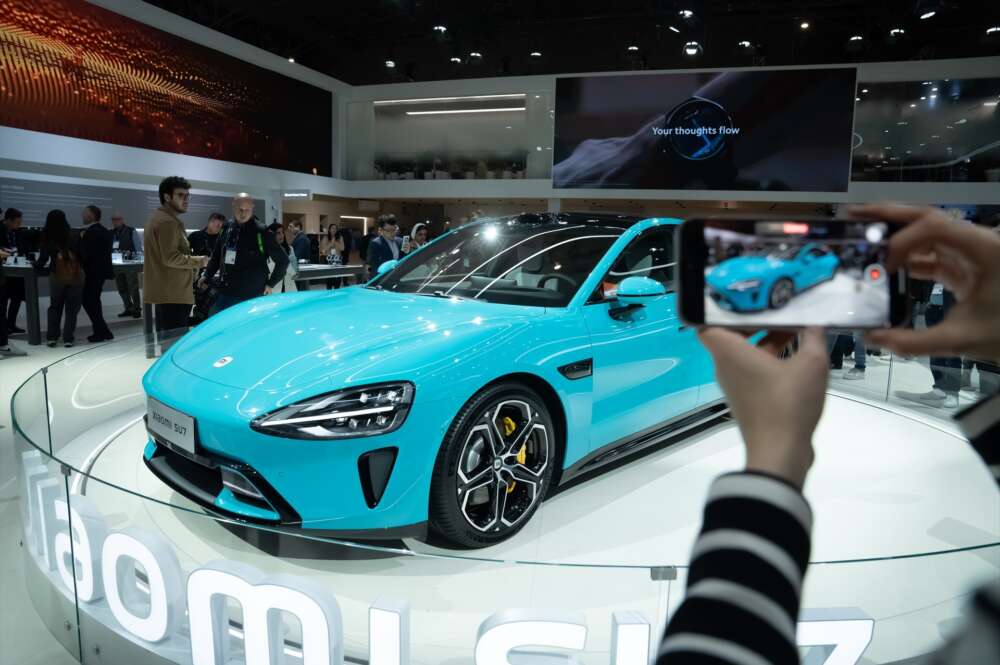 (Foto de ARCHIVO) Una persona con un móvil en la presentación del coche Xiaomi SU7, durante la segunda jornada de la XVIII edición del Mobile World Congress, en la Fira de Barcelona, a 27 de febrero de 2024, en L'Hospitalet de Llobregat, Barcelona, Catalunya (España). MWC es la cita más importante de la tecnología móvil a nivel mundial y se celebra desde hoy hasta el jueves, 29 de febrero, y prevé reunir unos 95.000 congresistas, 2.400 expositores y 1.100 conferenciantes David Zorrakino / Europa Press 27 FEBRERO 2024;MWC;MOBILE WORLD CONGRESS;CATALUÑA;TECNOLOGÍA;XIAOMI SU7 27/2/2024