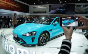 (Foto de ARCHIVO) Una persona con un móvil en la presentación del coche Xiaomi SU7, durante la segunda jornada de la XVIII edición del Mobile World Congress, en la Fira de Barcelona, a 27 de febrero de 2024, en L'Hospitalet de Llobregat, Barcelona, Catalunya (España). MWC es la cita más importante de la tecnología móvil a nivel mundial y se celebra desde hoy hasta el jueves, 29 de febrero, y prevé reunir unos 95.000 congresistas, 2.400 expositores y 1.100 conferenciantes David Zorrakino / Europa Press 27 FEBRERO 2024;MWC;MOBILE WORLD CONGRESS;CATALUÑA;TECNOLOGÍA;XIAOMI SU7 27/2/2024
