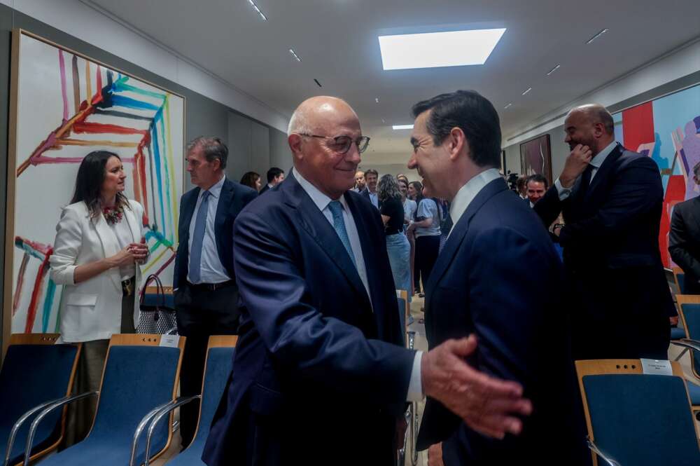 (Foto de ARCHIVO) El presidente del Banco Sabadell, Josep Oliu (i), y el presidente del BBVA, Carlos Torres Vila (d), se saludan durante el acto de firma para la puesta en marcha de las líneas de financiación ICO Verde e ICO Empresas y Emprendedores del Plan de Recuperación, en la sede del Ministerio, a 24 de junio de 2024, en Madrid (España). Carlos Cuerpo ha presidido hoy el acto de firma del convenio entre el Ministerio de Economía, Comercio y Empresa, el Instituto de Crédito Oficial (ICO) y Axis (sociedad de capital riesgo del ICO) para la activación de los fondos de la adenda del Plan de Recuperación ICO Verde e ICO Empresas y Emprendedores. Es el primer encuentro público del ministro con varios de los máximos responsables de la banca, y en particular, con Torres y Oliu, en medio de la opa de BBVA sobre Sabadell. Ricardo Rubio / Europa Press 24/6/2024