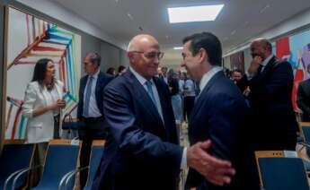 (Foto de ARCHIVO) El presidente del Banco Sabadell, Josep Oliu (i), y el presidente del BBVA, Carlos Torres Vila (d), se saludan durante el acto de firma para la puesta en marcha de las líneas de financiación ICO Verde e ICO Empresas y Emprendedores del Plan de Recuperación, en la sede del Ministerio, a 24 de junio de 2024, en Madrid (España). Carlos Cuerpo ha presidido hoy el acto de firma del convenio entre el Ministerio de Economía, Comercio y Empresa, el Instituto de Crédito Oficial (ICO) y Axis (sociedad de capital riesgo del ICO) para la activación de los fondos de la adenda del Plan de Recuperación ICO Verde e ICO Empresas y Emprendedores. Es el primer encuentro público del ministro con varios de los máximos responsables de la banca, y en particular, con Torres y Oliu, en medio de la opa de BBVA sobre Sabadell. Ricardo Rubio / Europa Press 24/6/2024