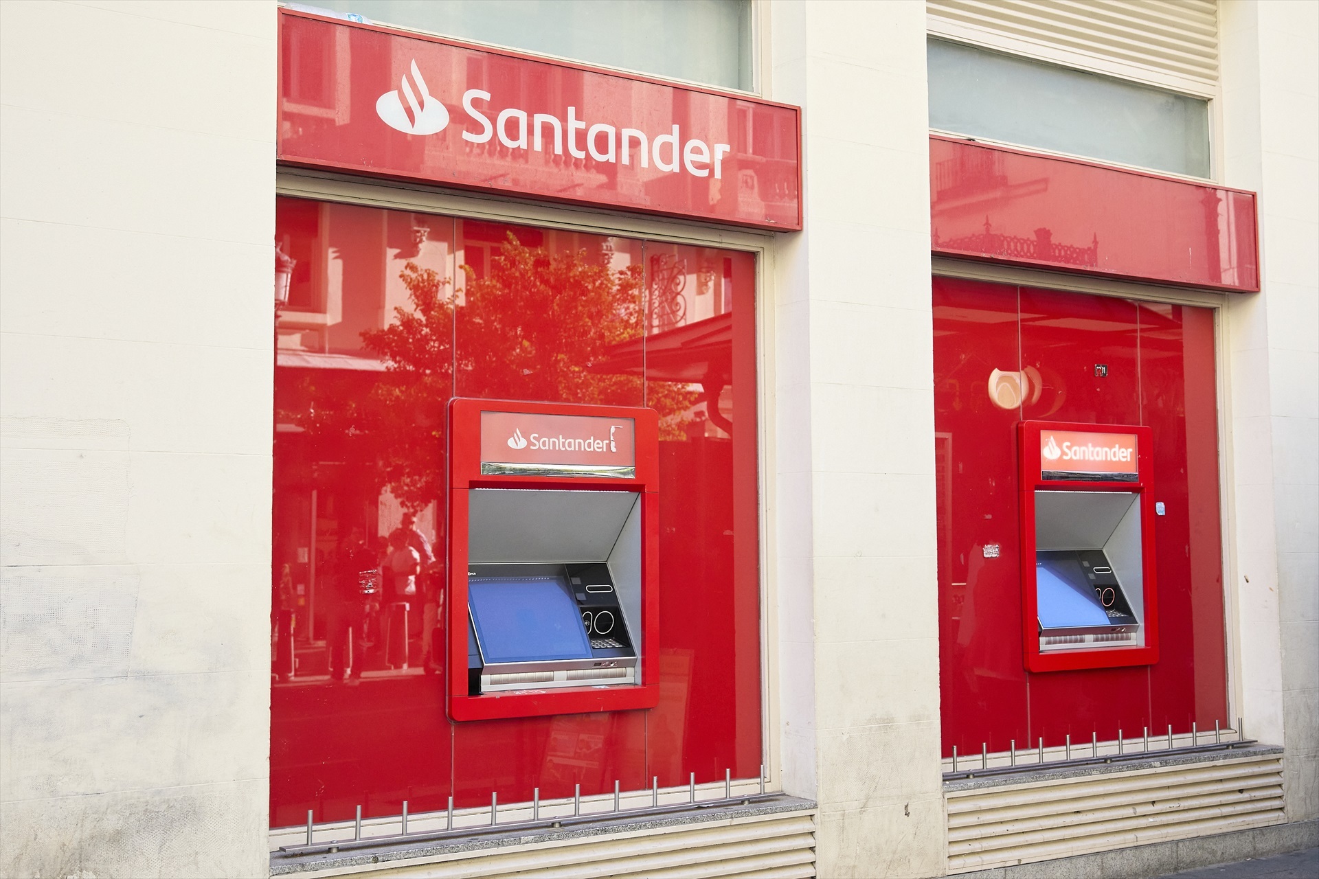 Cajeros de una oficina del Banco Santander en Madrid.