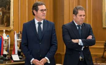 (Foto de ARCHIVO) El presidente de la CEOE, Antonio Garamendi (i), y el presidente de CPYME, Gerardo Cuerva (d), durante una audiencia, en el Palacio de la Zarzuela, a 6 de noviembre de 2024, en Madrid (España). El Rey ?recibe a estas organizaciones y confederaciones dentro de una serie de reuniones fijadas tras las inundaciones por la DANA en varias Comunidades Autónomas. Diego Radamés / Europa Press 06/11/2024