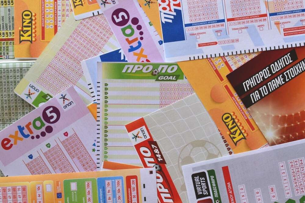 Varios boletos de loterías y apuestas