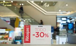 Un cartel de rebajas, sobre las que avisa Facua.