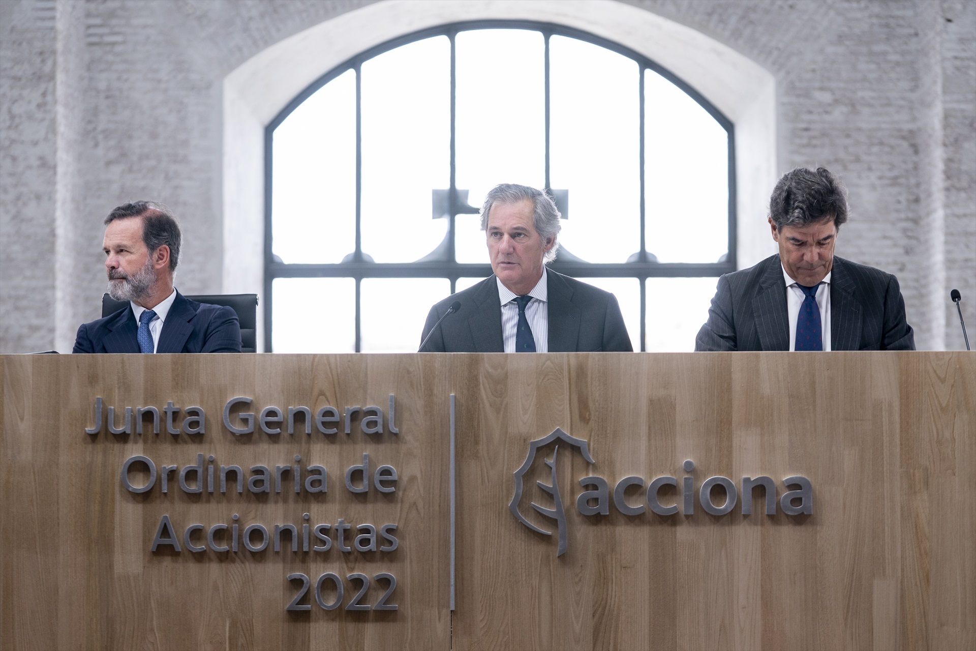 El vicepresidente de Acciona, Juan Ignacio Entrecanales; el presidente de Acciona, José Manuel Entrecanales, y el secretario general de Acciona, Jorge Vega-Penichet. Foto: A. Pérez Meca / Europa Press