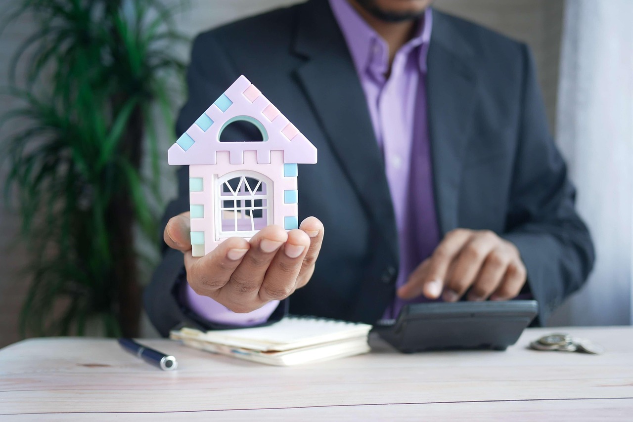 Abogado sostiene una casa en relación con la Ley de Segunda Oportunidad