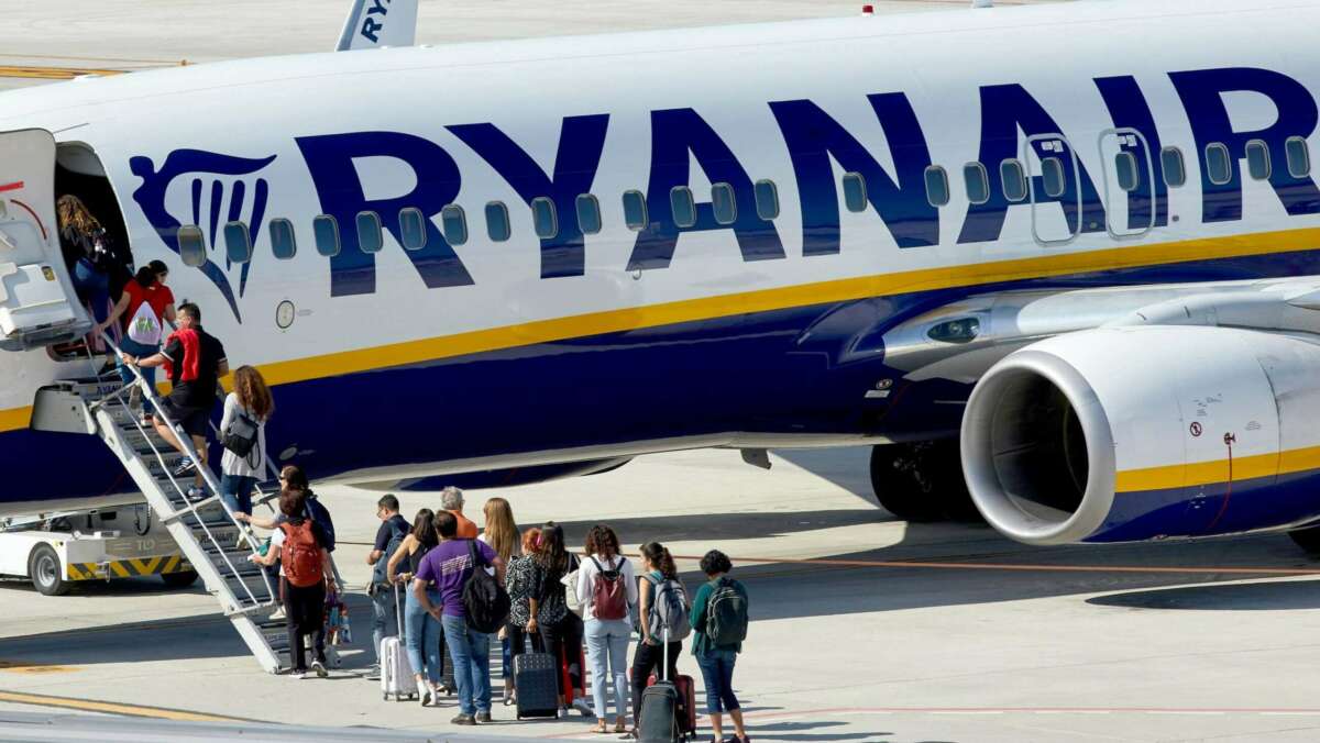 Pasajeros subiendo a avión de Ryanair. Foto EFE