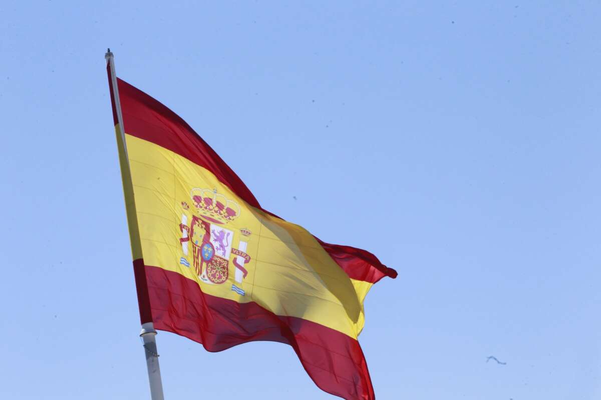 Bandera de España izada