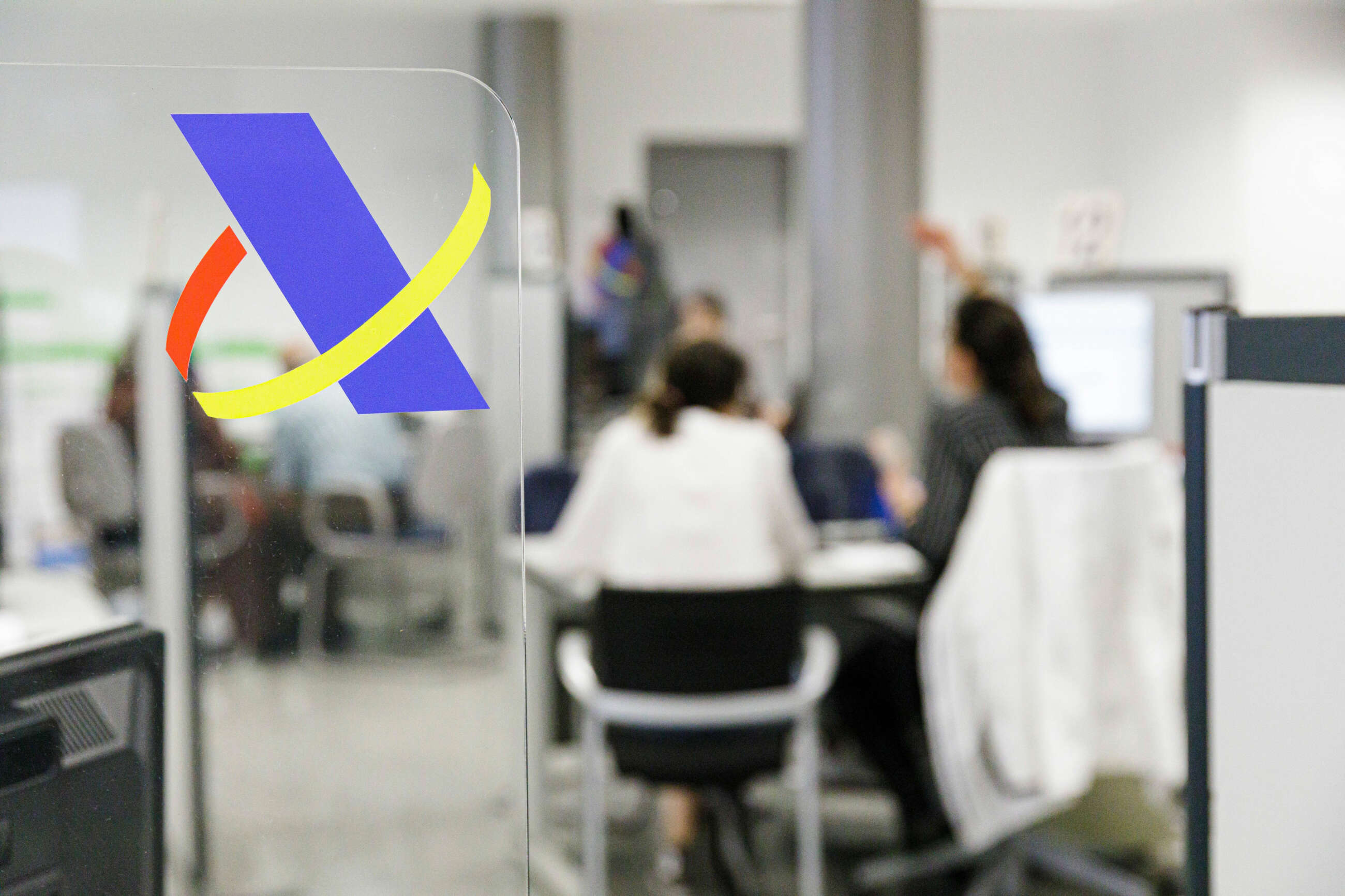 Archivo - Varias personas son atendidas en la Agencia Tributaria. Hacienda.