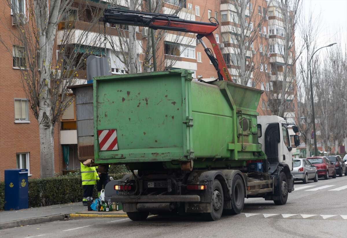 Camion de basura en una calle de Madrid. Leganés.