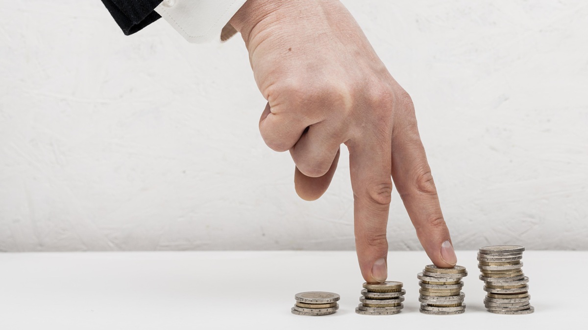 Una mano sobre unas monedas