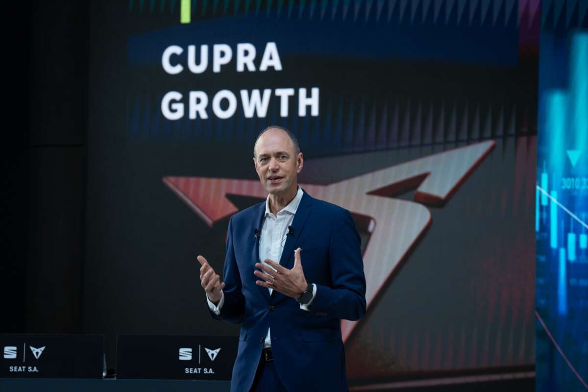 El vicepresidente ejecutivo de Finanzas e IT, Patrik Andreas Mayer, interviene durante la presentación de los resultados de Seat 2024, en la sede de Seat en Martorell, a 13 de marzo de 2025, en Barcelona, Catalunya (España). Seat obtuvo el último año un beneficio operativo de 633 millones de euros, un 1,3 % más que en 2023. También subió el pasado ejercicio la facturación, hasta 14.530 millones, un 1,4 % más que en 2023, mientras que las ventas de automóviles se incrementaron en un 5,9 %, hasta 637.000 unidades.

David Zorrakino / Europa Press
13 MARZO 2025;SEAT;RESULTADOS;PRESENTA;2024
13/3/2025