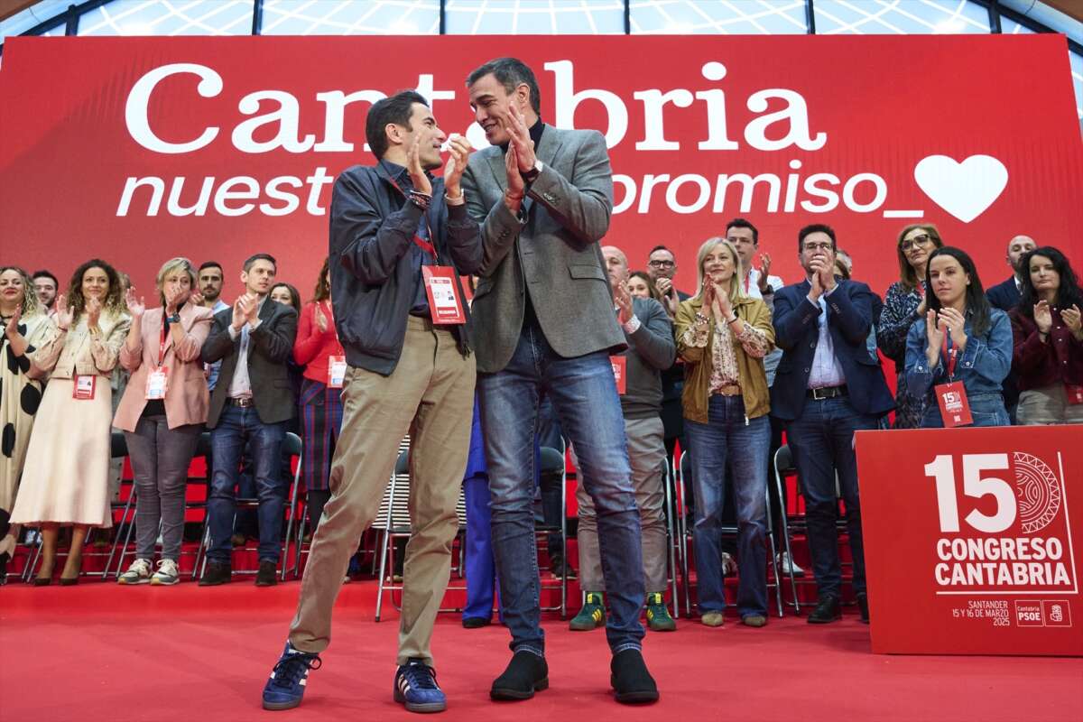 El secretario general del PSOE de Cantabria, Pedro Casares (i), y el secretario general del PSOE y presidente del Gobierno, Pedro Sánchez (d), durante la clausura del 15º Congreso Regional del PSOE de Cantabria, en el Paraninfo de la Universidad de Cantabria, a 16 de marzo de 2025, en Santander, Cantabria (España). El PSOE de Cantabria ha celebrado del 14 al 16 de marzo el encuentro, en el que se desarrollan numerosas ponencias y debates centrados en la vivienda, el empleo y el futuro de la comunidad autónoma con el objetivo de definir la hoja de ruta del partido en los próximos años.

César Ortiz / Europa Press
16 MARZO 2025;PSOE;CANTABRIA;CONGRESO;ENCUENTRO
16/3/2025