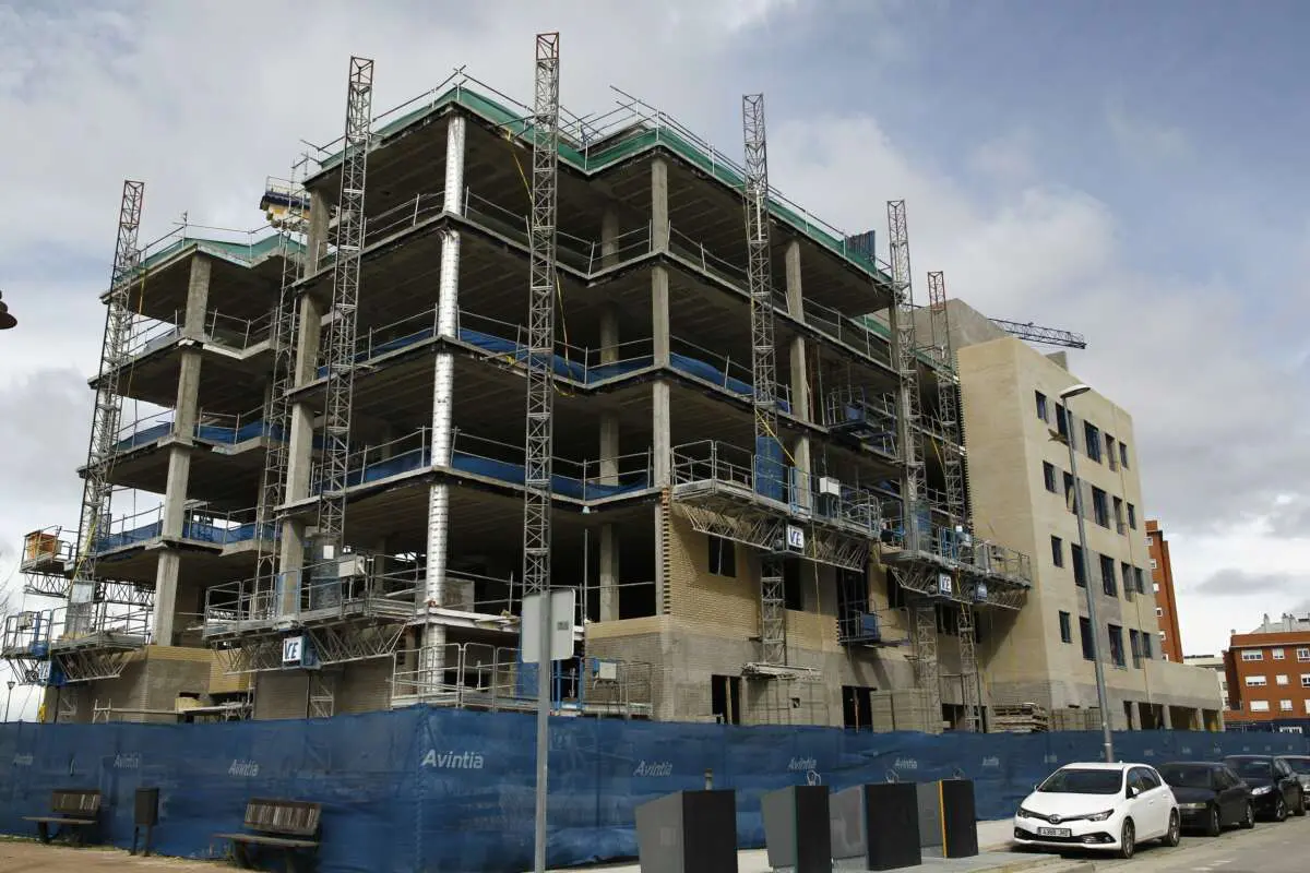 Archivo - Viviendas en construcción.