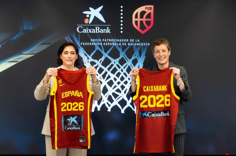 Maria Luisa Martínez Gistau, directora de Comunicación y Relaciones Institucionales de CaixaBank, y Elisa Aguilar, presidenta de la Federación Española de Baloncesto (FEB), han firmado la renovación del acuerdo de patrocinio. Foto: Caixabank.