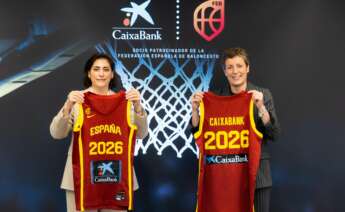 Maria Luisa Martínez Gistau, directora de Comunicación y Relaciones Institucionales de CaixaBank, y Elisa Aguilar, presidenta de la Federación Española de Baloncesto (FEB), han firmado la renovación del acuerdo de patrocinio. Foto: Caixabank.