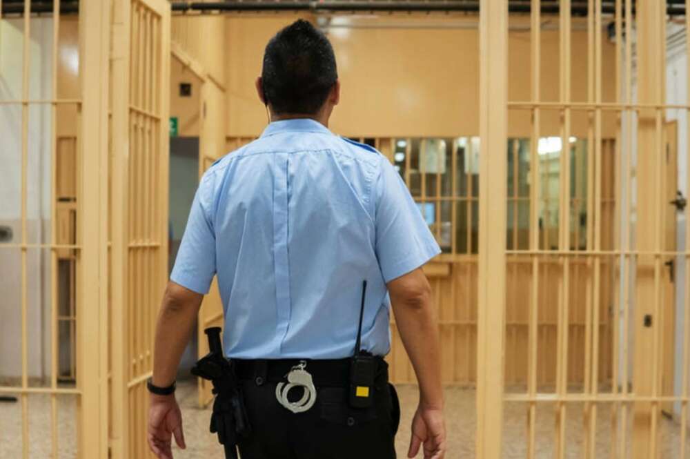 Funcionarios de prisiones caminan por el pabellón