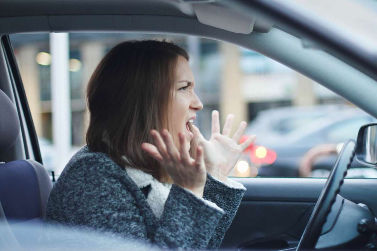 Mujer circulando en un coche