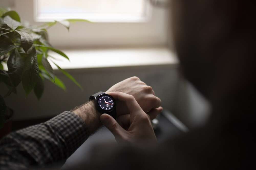 Un hombre cambia la hora de su smartwatch