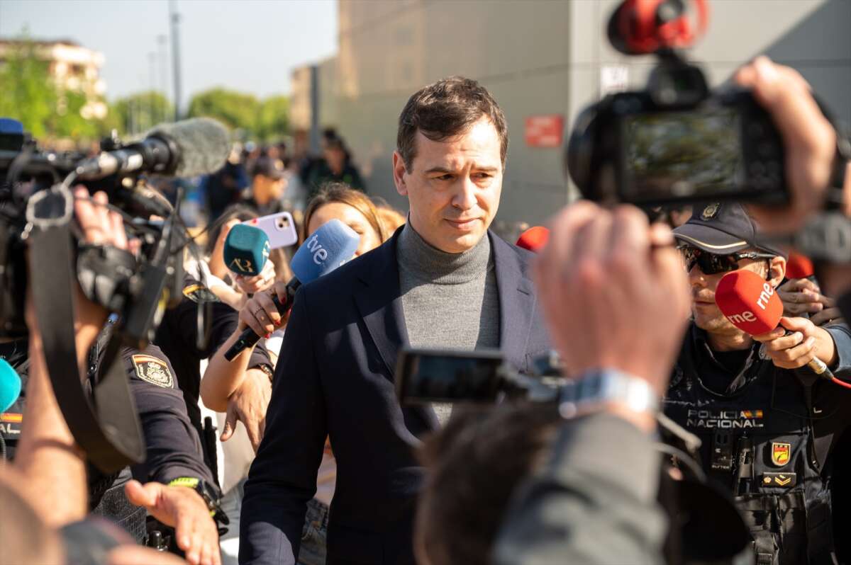 (Foto de ARCHIVO) El hermano de Pedro Sánchez, David Sánchez, sale tras declarar en calidad de investigado en el Juzgado de Instrucción número 3 de Badajoz, a 25 de abril de 2025, en Badajoz, Extremadura (España). La jueza vuelve a llamar a declarar al hermano de Pedro Sánchez en el marco de la investigación que sigue por su contratación en la Diputación de Badajoz. También ha llamado a declarar en calidad de investigado al exasesor de Moncloa, Luis María Carrero, al diputado de Cultura de la Diputación de Badajoz, Ricardo Cabezas, y al director de la Diputación de Badajoz, Manuel Candalija. Andrés Rodríguez / Europa Press 25 ABRIL 2025;INVESTIGADO;DECLARACIÓN;CONTRATACIÓN;JUSTICIA 25/4/2025