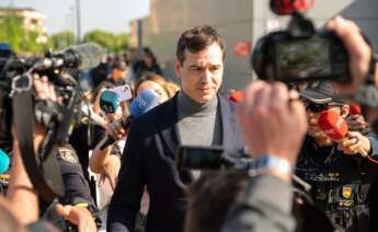 (Foto de ARCHIVO) El hermano de Pedro Sánchez, David Sánchez, sale tras declarar en calidad de investigado en el Juzgado de Instrucción número 3 de Badajoz, a 25 de abril de 2025, en Badajoz, Extremadura (España). La jueza vuelve a llamar a declarar al hermano de Pedro Sánchez en el marco de la investigación que sigue por su contratación en la Diputación de Badajoz. También ha llamado a declarar en calidad de investigado al exasesor de Moncloa, Luis María Carrero, al diputado de Cultura de la Diputación de Badajoz, Ricardo Cabezas, y al director de la Diputación de Badajoz, Manuel Candalija. Andrés Rodríguez / Europa Press 25 ABRIL 2025;INVESTIGADO;DECLARACIÓN;CONTRATACIÓN;JUSTICIA 25/4/2025