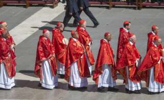 Llegada de los cardenales al funeral del Papa, en la plaza de San Pedro