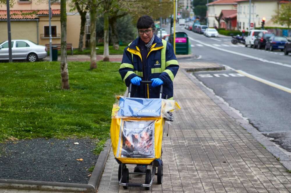 Una trabajadora de Correos