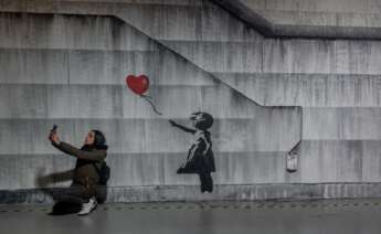 Varias personas recorren la exposición permanente de las obras de Banksy, en el Museo Banksy de Madrid