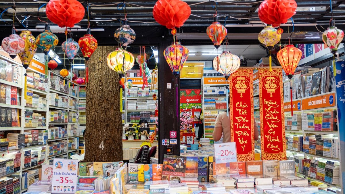 La comunidad China de trabajadores en España cambia el modelo de negocio: de los bazares a los servicios