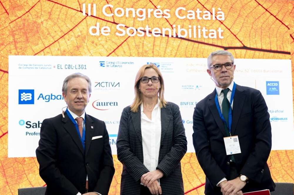 De izquierda a derecha: Carlos Puig de Travy, decano del Colegio de Economistas de Cataluña (CEC); Àngels Fitó, rectora de la Universitat Oberta de Catalunya (UOC) y vicedecana del CEC; y Joan Vall, presidente del Colegio de Censores Jurados de Cuentas de Cataluña