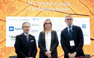 De izquierda a derecha: Carlos Puig de Travy, decano del Colegio de Economistas de Cataluña (CEC); Àngels Fitó, rectora de la Universitat Oberta de Catalunya (UOC) y vicedecana del CEC; y Joan Vall, presidente del Colegio de Censores Jurados de Cuentas de Cataluña