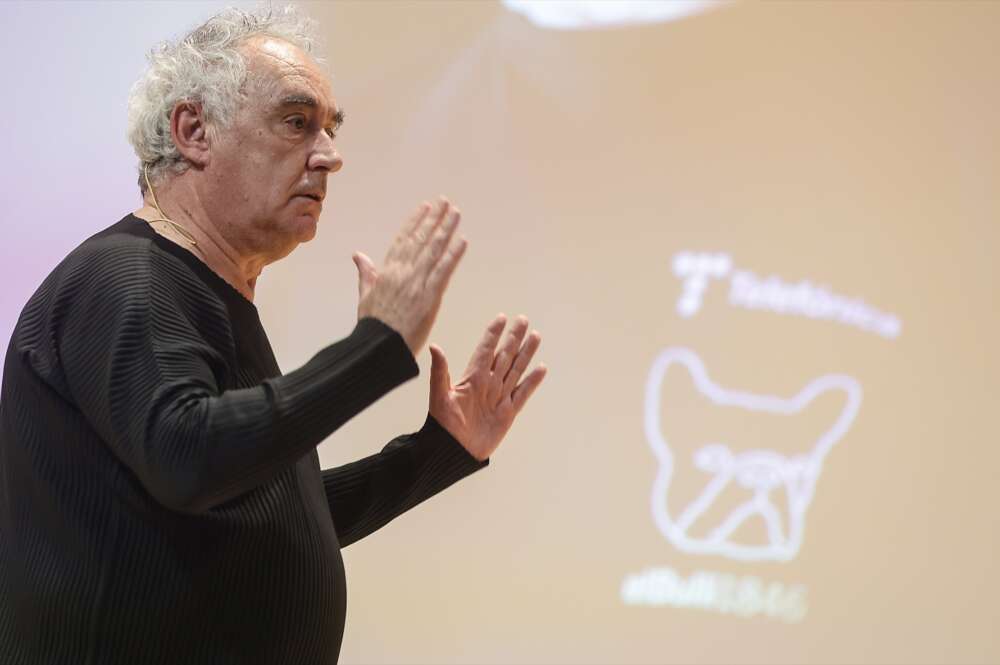 (Foto de ARCHIVO) El chef Ferran Adrià interviene durante una conferencia Politècnica de València (UPV). Rober Solsona / Europa