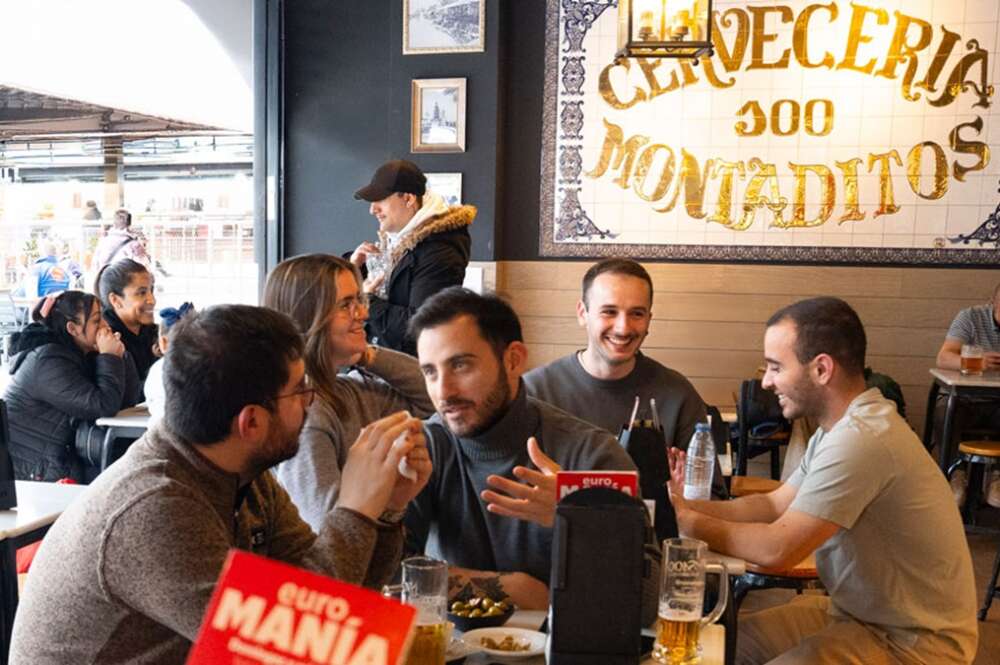 Varias personas en un 100 Montaditos