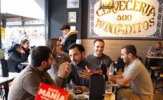 Varias personas en un 100 Montaditos