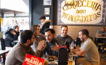 Varias personas en un 100 Montaditos