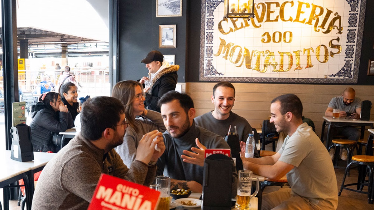 Varias personas en un 100 Montaditos