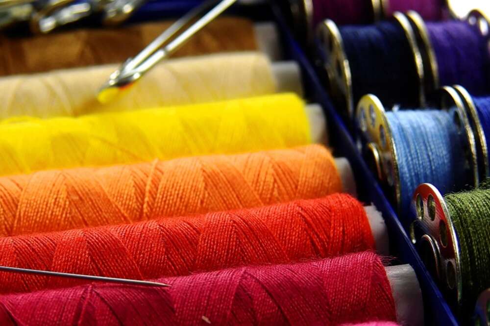 Unas bovinas de hilo de varios colores
