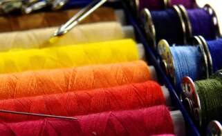 Unas bovinas de hilo de varios colores